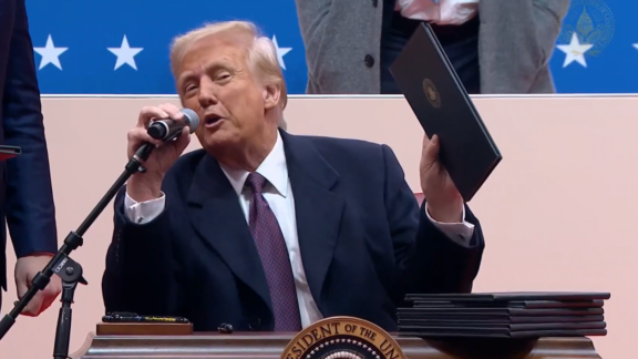Historiadores e cientistas políticos passam a chamar de golpe ações de Trump