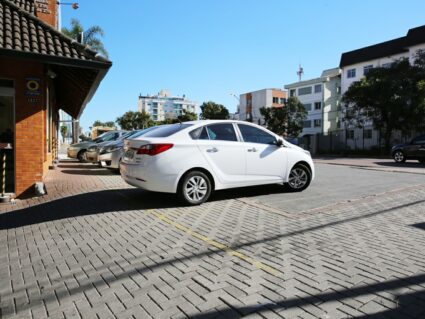 Calçadas de Curitiba podem virar estacionamento; entenda