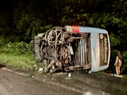 Grave acidente entre ônibus e caminhões deixa 15 feridos, em Guaratuba