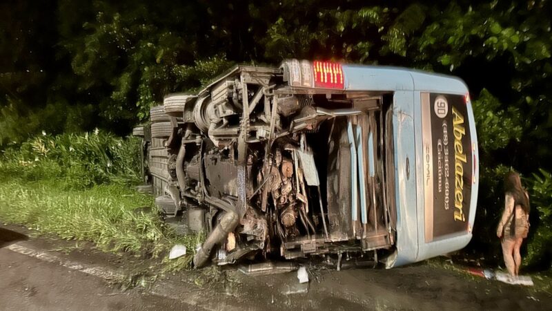 Grave acidente entre ônibus e caminhões deixa 15 feridos, em Guaratuba