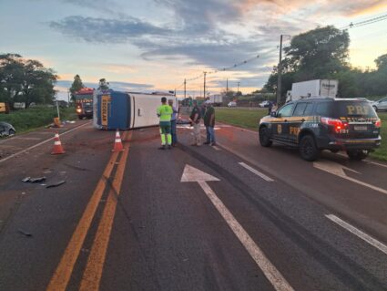 Ônibus escolar bate de frente contra carro na BR-277; um morto