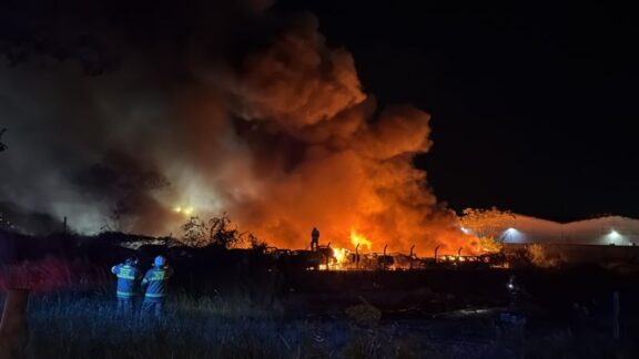 Incêndio destrói dezenas de carros em pátio do Detran em Cascavel