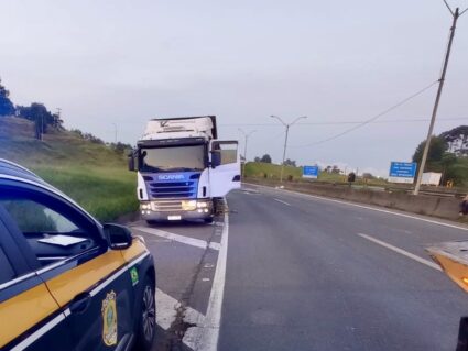 Caminhão derrama carga perigosa e interdita BR-116, na Região Metropolitana
