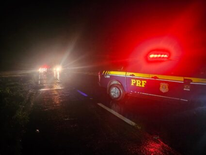 Motociclista é atingido por caminhão e carro e morre na BR-277