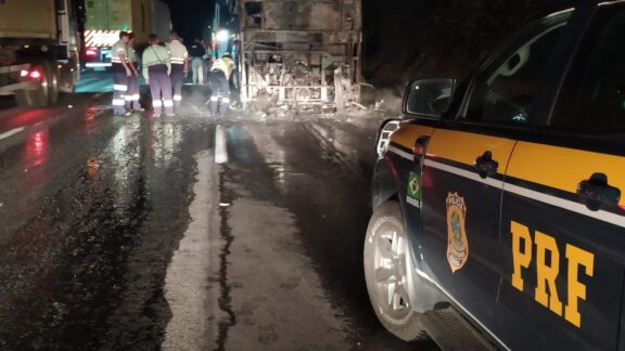 Ônibus pega fogo na BR-277, em Morretes