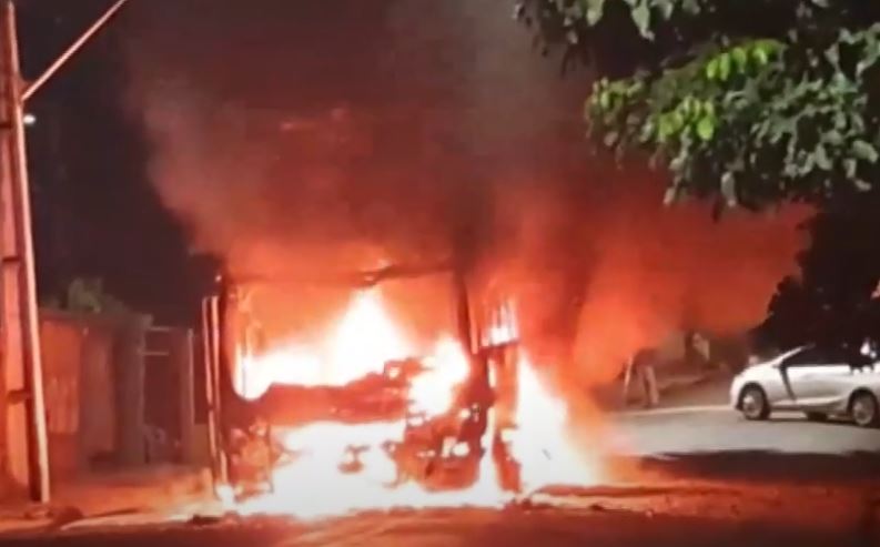 Adolescente suspeito de apedrejar carro de emissora é apreendido em Londrina

