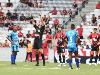 Com VAR protagonista, Athletico vence Azuriz e vai à semi do Paranaense