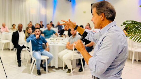 Beto Richa reúne prefeitos e vereadores do PSDB em Curitiba