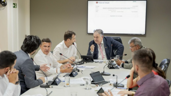 CCJ libera exigência de certidão de antecedentes criminais para professores