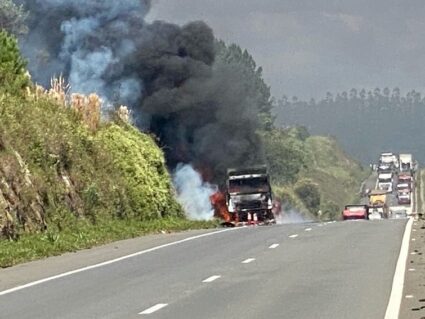 Caminhão-tanque pega fogo na BR-376, em Tibagi