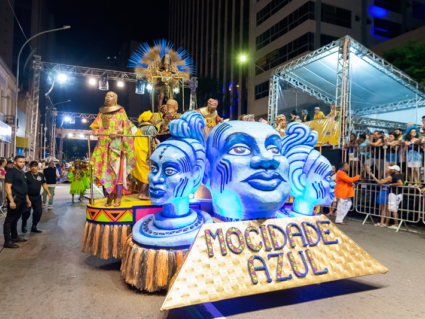 Carnaval de Curitiba reúne 50 mil pessoas no Centro