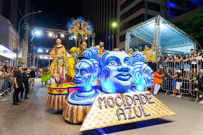 Carnaval de Curitiba reúne 50 mil pessoas no Centro
