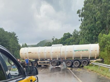 Carretas excedem velocidade permitida e causam acidente na BR-376