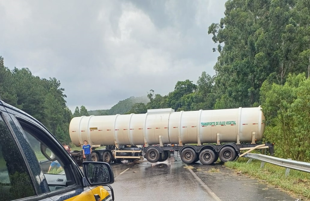 Carretas excedem velocidade permitida e causam acidente na BR-376