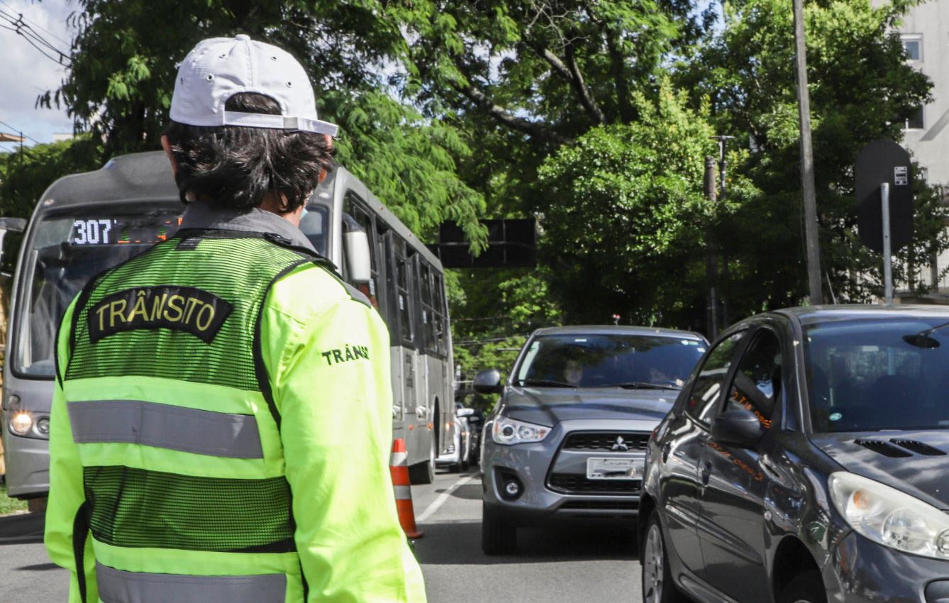 Corrida altera trajeto de 47 linhas de ônibus e provoca bloqueios no trânsito de Curitiba