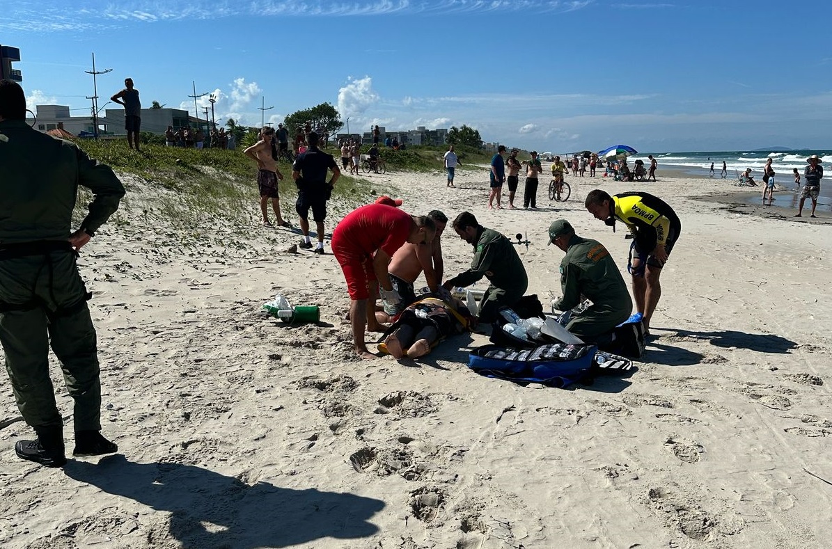 Duas pessoas se afogam e uma desaparece no mar em Matinhos