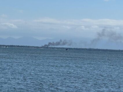 Embarcação pega fogo em Pontal do Paraná