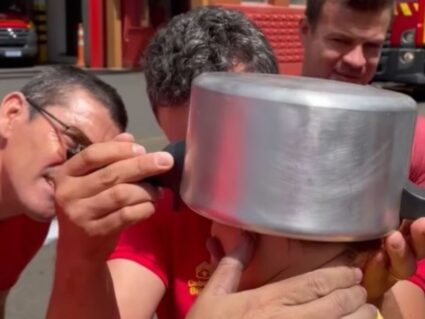 Menino é socorrido após prender a cabeça em uma panela; assista!