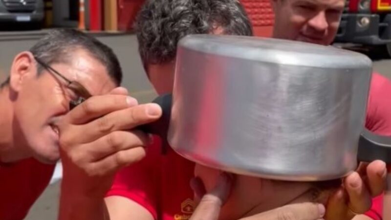 Menino é socorrido após prender a cabeça em uma panela; assista!