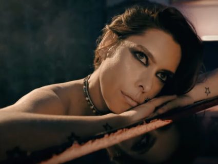 Mia Wicthoff lança videoclipe com releitura intimista de sucesso