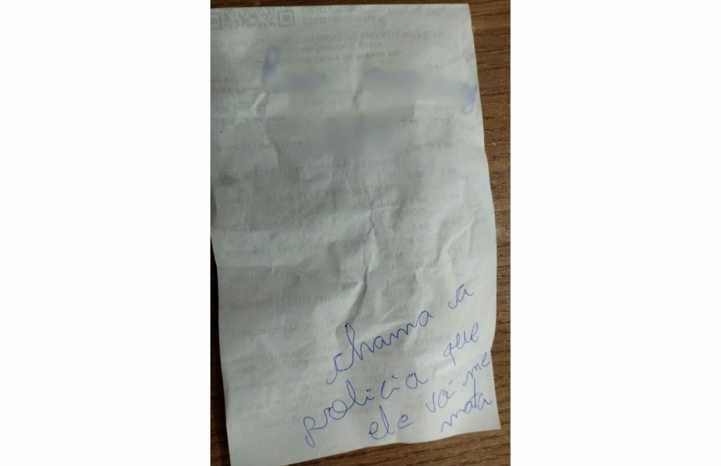 Mulher é salva do marido após pedir ajuda em bilhete de supermercado 