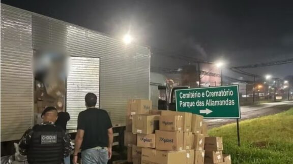 Justiça decreta prisão de policiais flagrados escoltando caminhão com contrabando