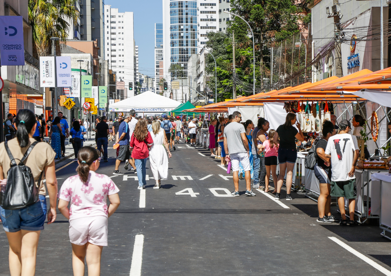 Programação do Domingo no Centro tem troca de figurinhas e caminhada