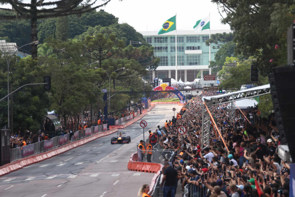 Red Bull Showrun leva 70 mil pessoas às ruas de Curitiba