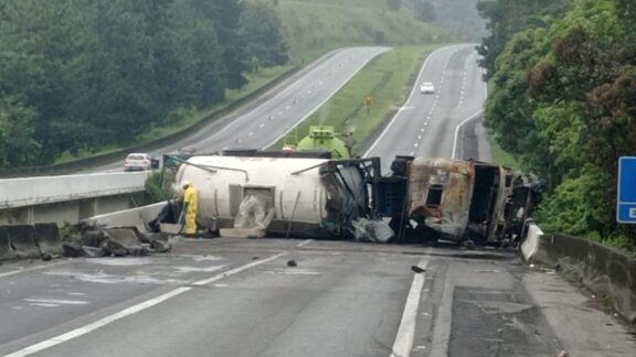 Tombamento de carreta carregada com ácido interdita a BR-116