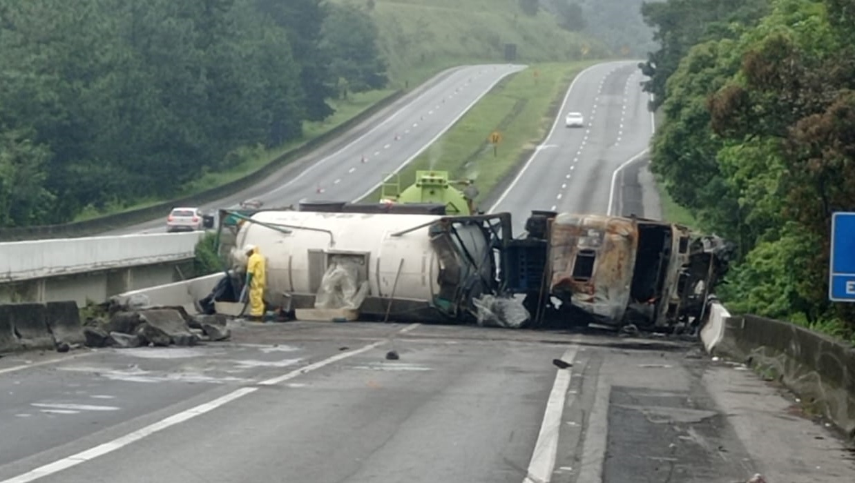 Tombamento de carreta carregada com ácido interdita a BR-116