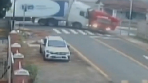 Trabalhadores são arremessados de caminhão em acidente; vídeo