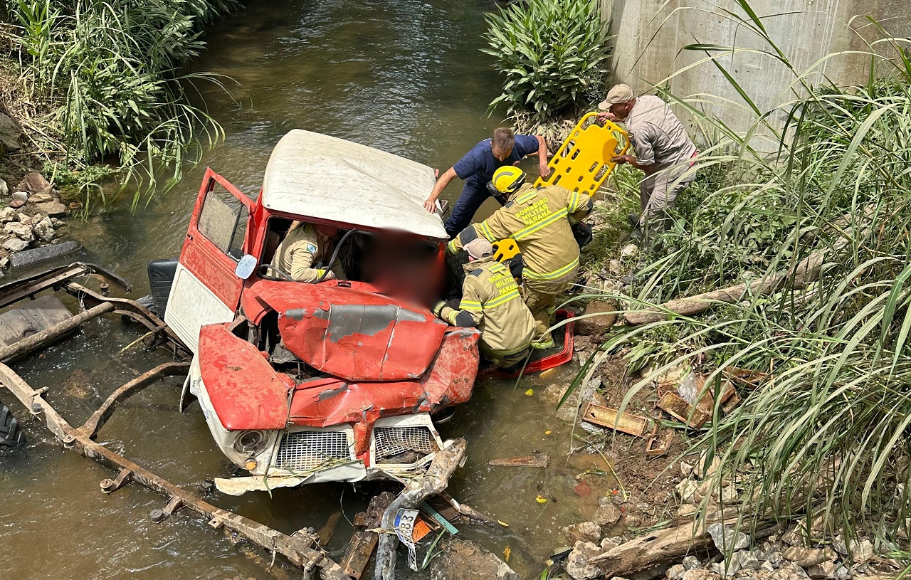 Veículo desgovernado cai em rio e motorista fica preso nas ferragens