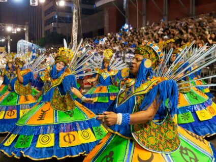 Veja fotos da 1ª noite de desfiles das escolas de samba no Carnaval de Curitiba