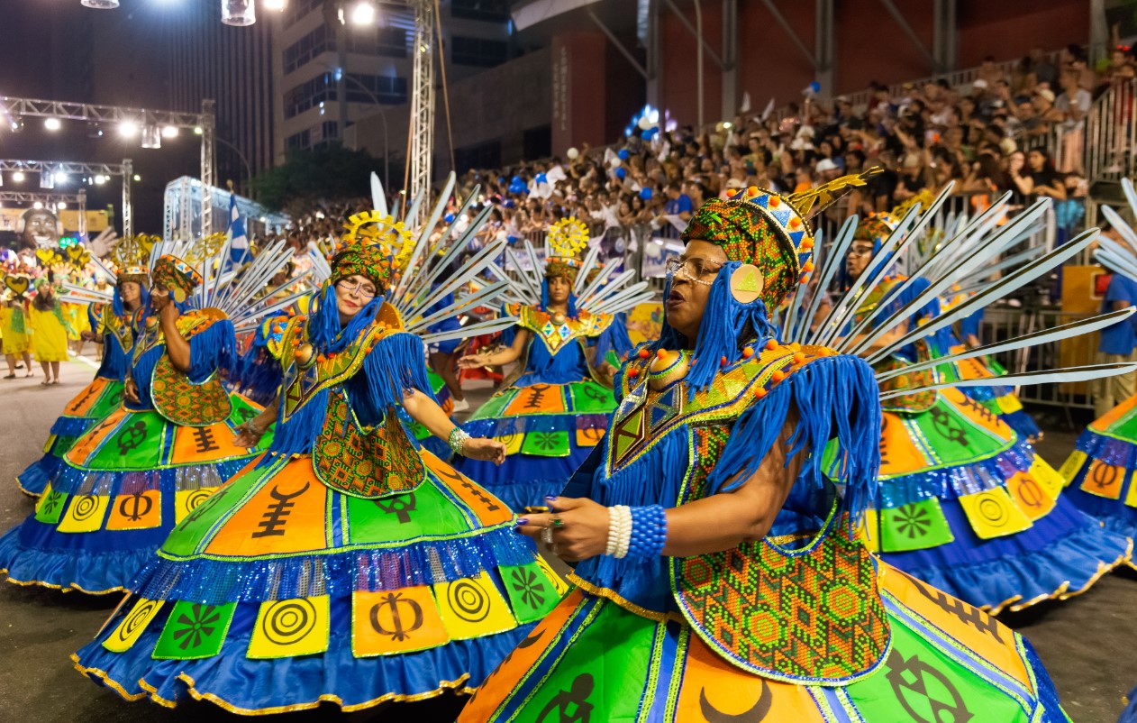 Veja fotos da 1ª noite de desfiles das escolas de samba no Carnaval de Curitiba