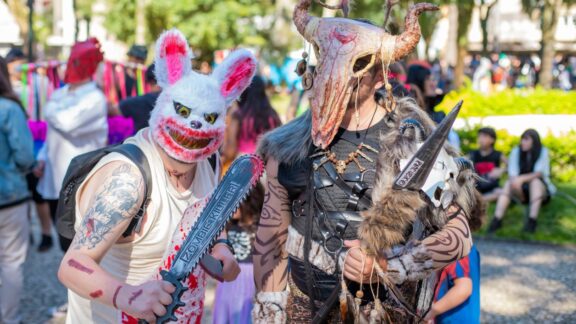 Veja fotos da Zombie Walk em Curitiba