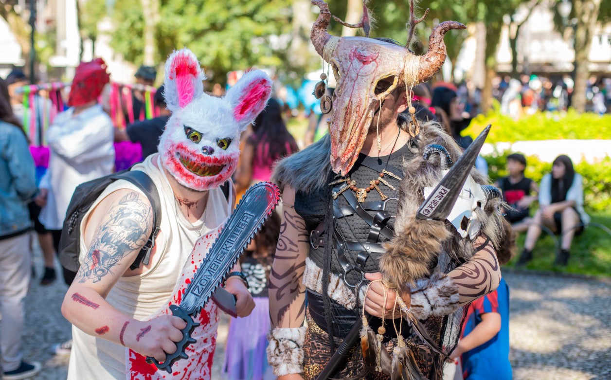 Veja fotos da Zombie Walk em Curitiba