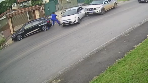 Vídeos mostram tentativa de sequestro em Colombo; assista!