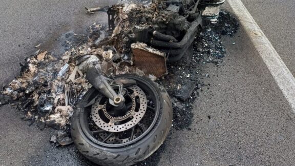 Motocicleta pega fogo em acidente na BR-376