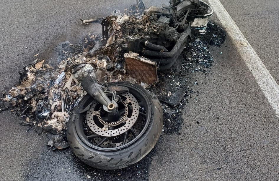 Motocicleta pega fogo em acidente na BR-376