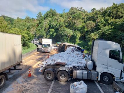 BR-116 é liberada após acidente em Campina Grande do Sul 