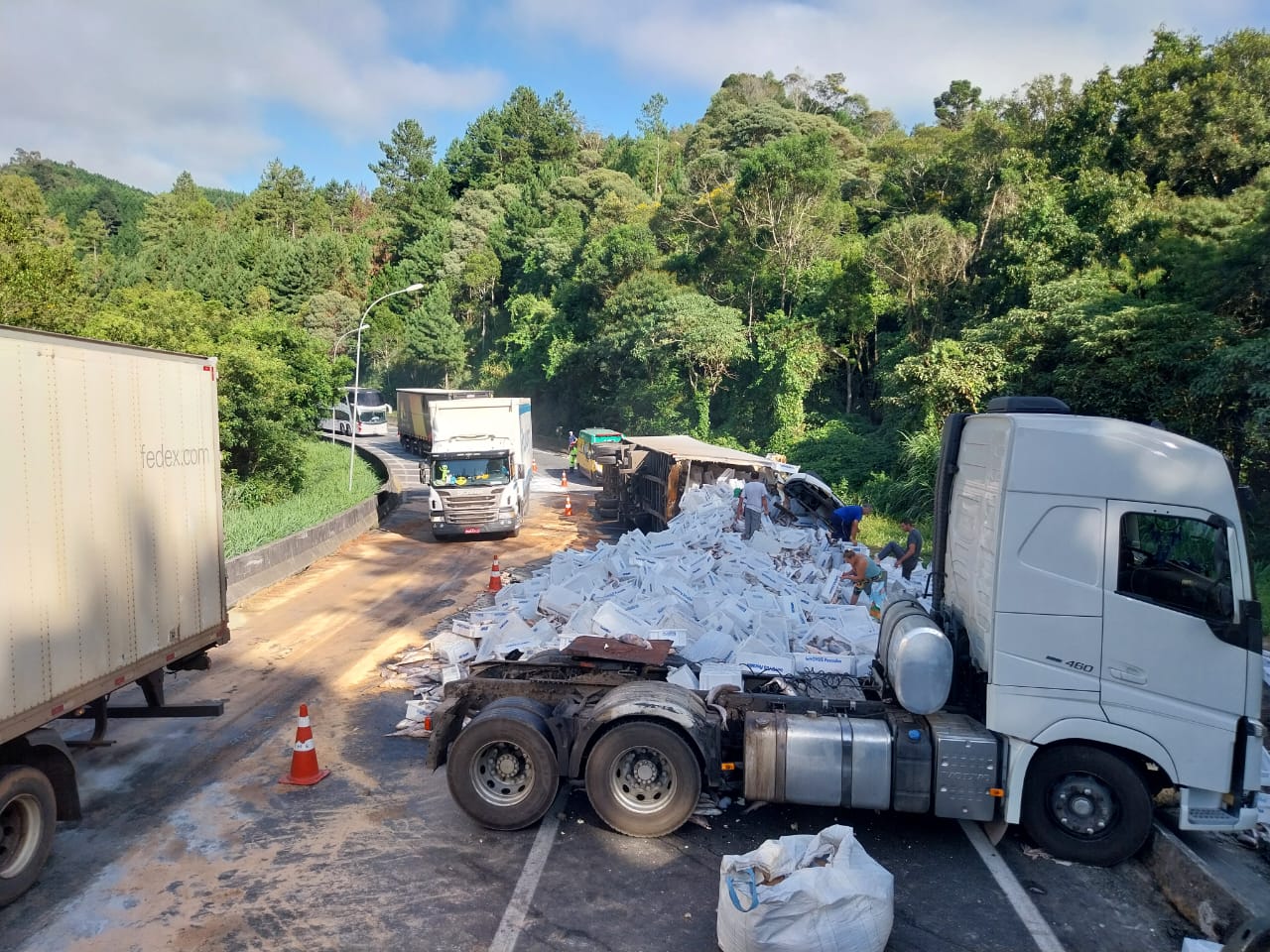 acidente interdita br 116 em campina grande do sul