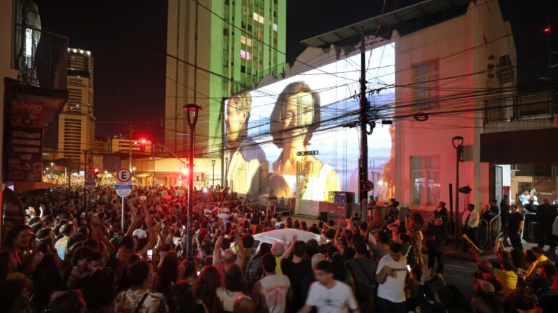 Cerca de 5 mil pessoas se reuniram para ver o Oscar na fachada do Cine Passeio
