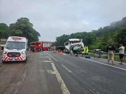 Batida entre dois caminhões interdita BR-277, em Paranaguá