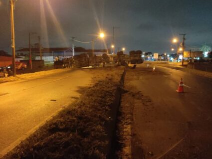 Caminhão tomba e interdita Estrada da Ribeira, na Grande Curitiba