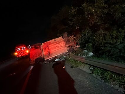 Carro com seis pessoas capota na BR-277; uma morreu