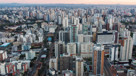 Construções em cidades brasileiras crescem mais que a população