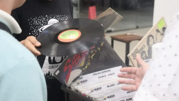 Feira de vinil oferta 30 mil discos neste sábado, em Curitiba