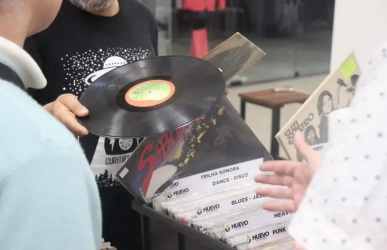 Feira de vinil oferta 30 mil discos neste sábado, em Curitiba