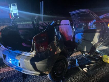 Motorista tenta ultrapassem proibida na BR-376 e bate de frente contra caminhão