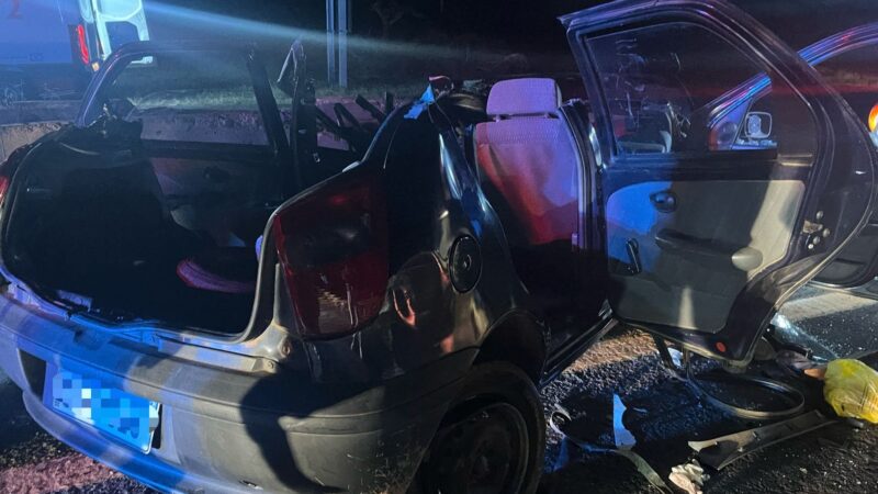 Motorista tenta ultrapassem proibida na BR-376 e bate de frente contra caminhão